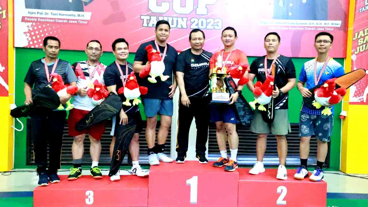 Kapolda Jatim Serahkan Piala Dan Medali Kepada Juara Badminton