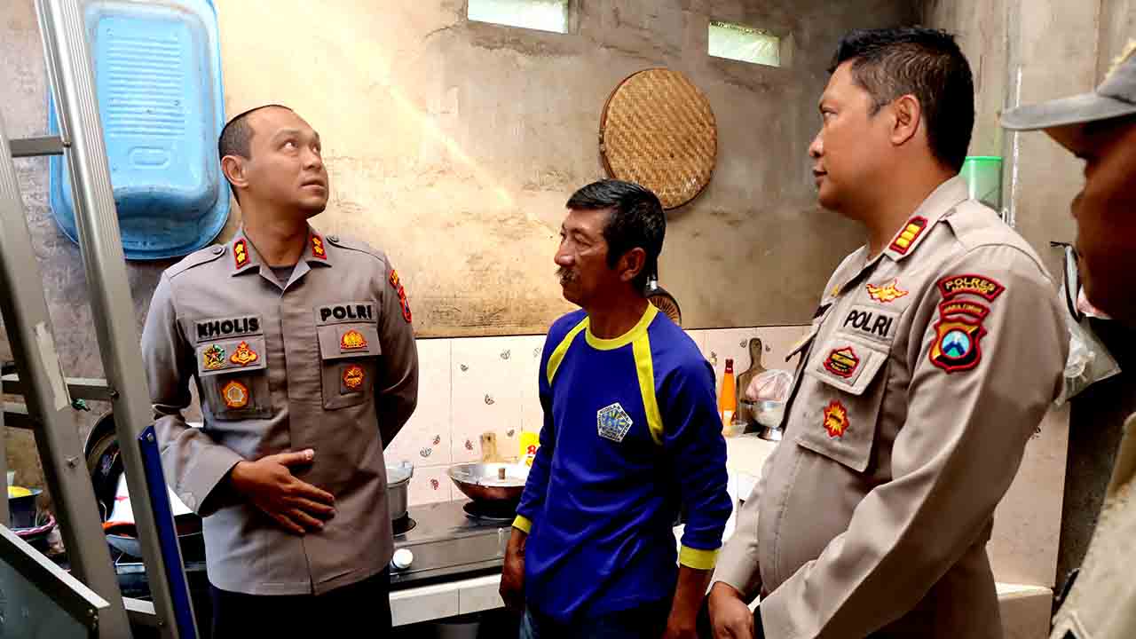 Kapolres malang bersama muspika dan relawan segera renovasi rumah keluarga korban kanjuruhan