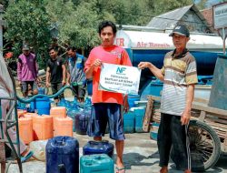 LAZIS Nurul Falah Salurkan Air Bersih Untuk Masyarakat Lamongan