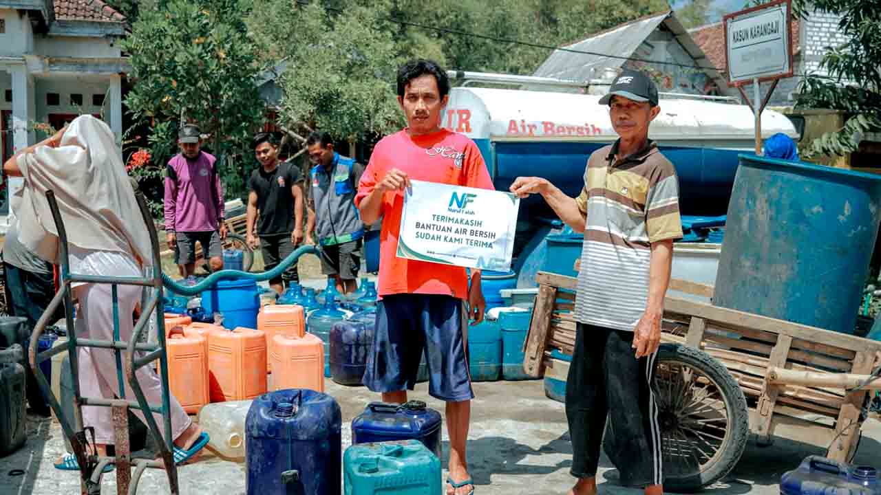 LAZIS Nurul Falah Salurkan Air Bersih Untuk Masyarakat Lamongan_1