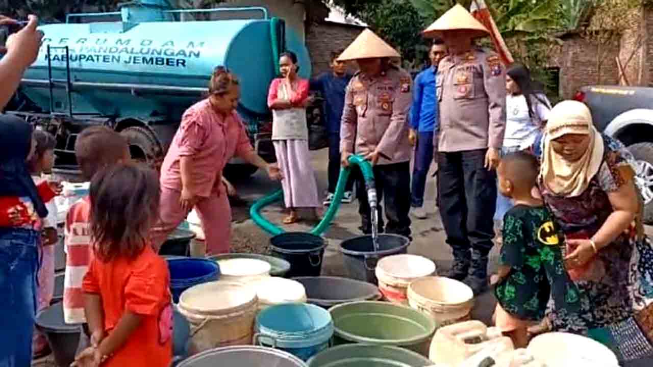 Polres Jember Kembali Salurkan Bantuan Air Bersih Untuk Warga Kecamatan Patrang