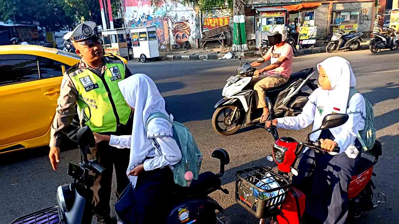 Polres Pamekasan Sosialisasikan Larangan Sepeda Listrik Digunakan Di Jalan Raya 1