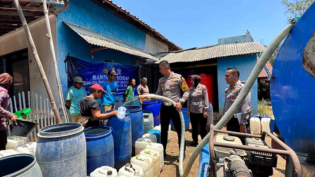 Polres Ponorogo Droping Air Bersih dan Sembako Untuk Warga1