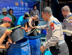 Polres Ponorogo Droping Air Bersih dan Sembako Untuk Warga2