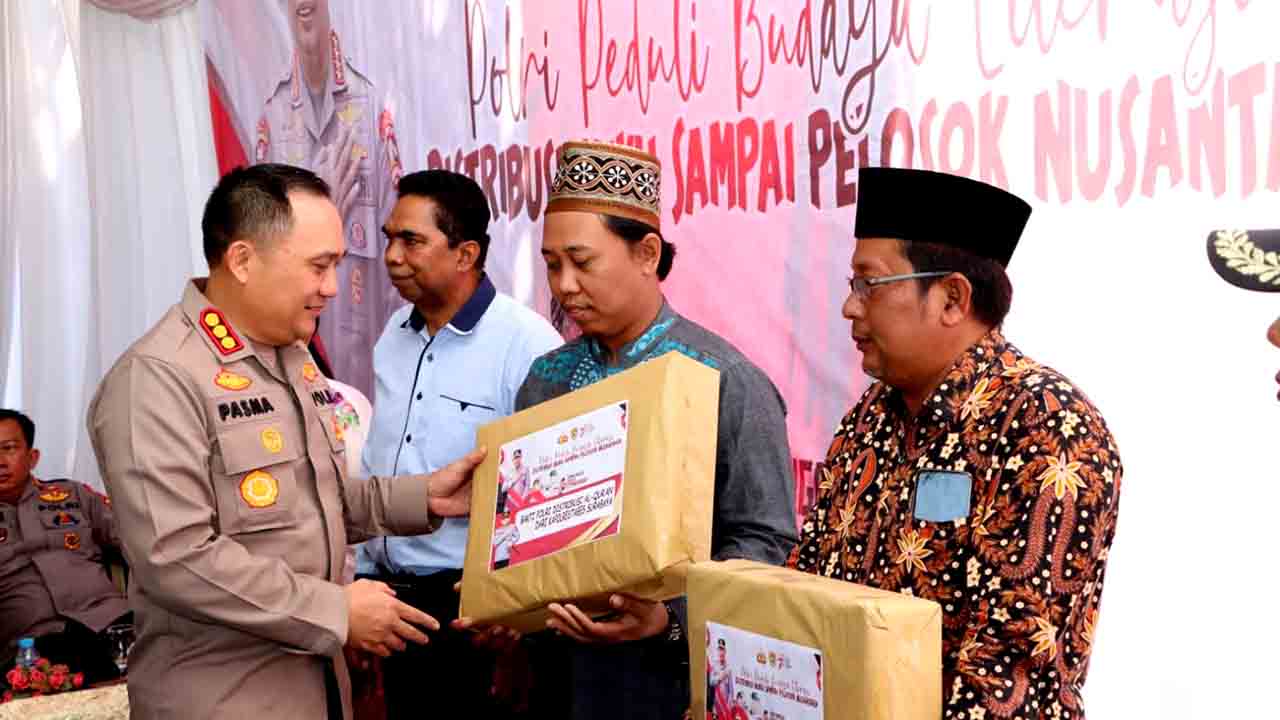 Polrestabes Surabaya Berbagi Ribuan Buku dan Kitab Suci Untuk Warga