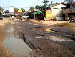 Rawan Kecelakaan Bagi Pengguna Kendaraan Bermotor Roda 2  Dan Roda 4 Karena Jalan Berlobang