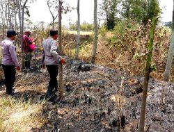 Respon Cepat, Polisi Datangi Lokasi Kebakaran Semak Belukar di Kediri