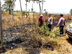 Respon Cepat, Polisi Datangi Lokasi Kebakaran Semak Belukar di Kediri_2