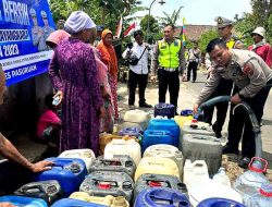 Sambut Hari Lalu Lintas Bhayangkara Ke-68, Polres Pasuruan Salurkan Air Bersih Untuk Masyarakat