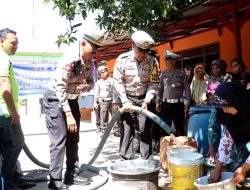 Sambut Hari Lalu Lintas Bhayangkara ke 68, Polantas Trenggalek Dropping Air Bersih Untuk Warga