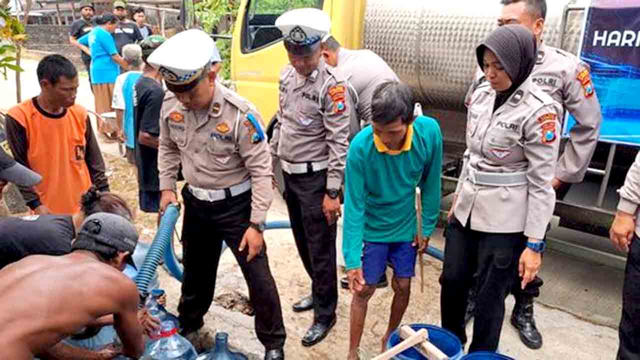Serbu Bantuan Air Bersih Polisi Warga Desa Kekeringan di Jombang_1