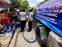 Serbu Bantuan Air Bersih Polisi Warga Desa Kekeringan di Jombang_2