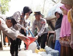 Sinergitas Polwan Polres Ponorogo Bersama TNI dan BPBD Droping Air Bersih Untuk Warga Slahung