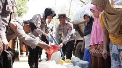 Sinergitas Polwan Polres Ponorogo Bersama TNI dan BPBD Droping Air Bersih