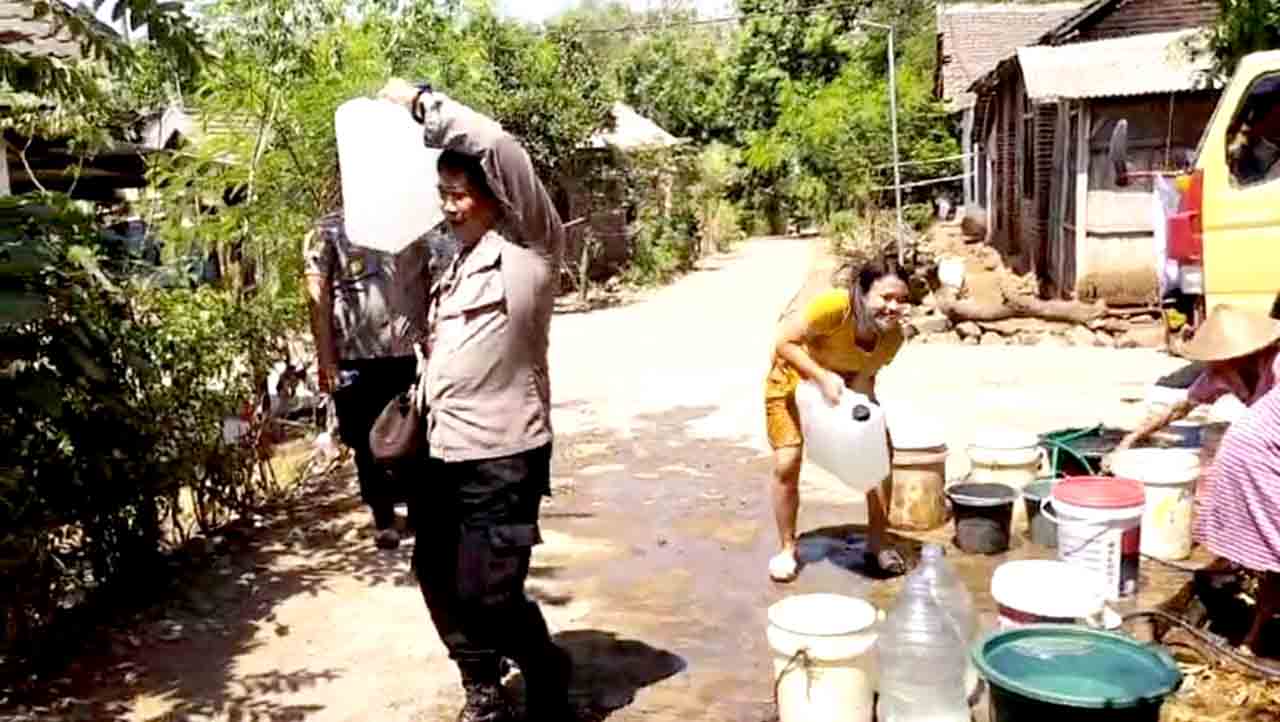 Tangani Dampak Kemarau, Polisi Bersama BPBD Nganjuk Salurkan Air Bersih Untuk Warga