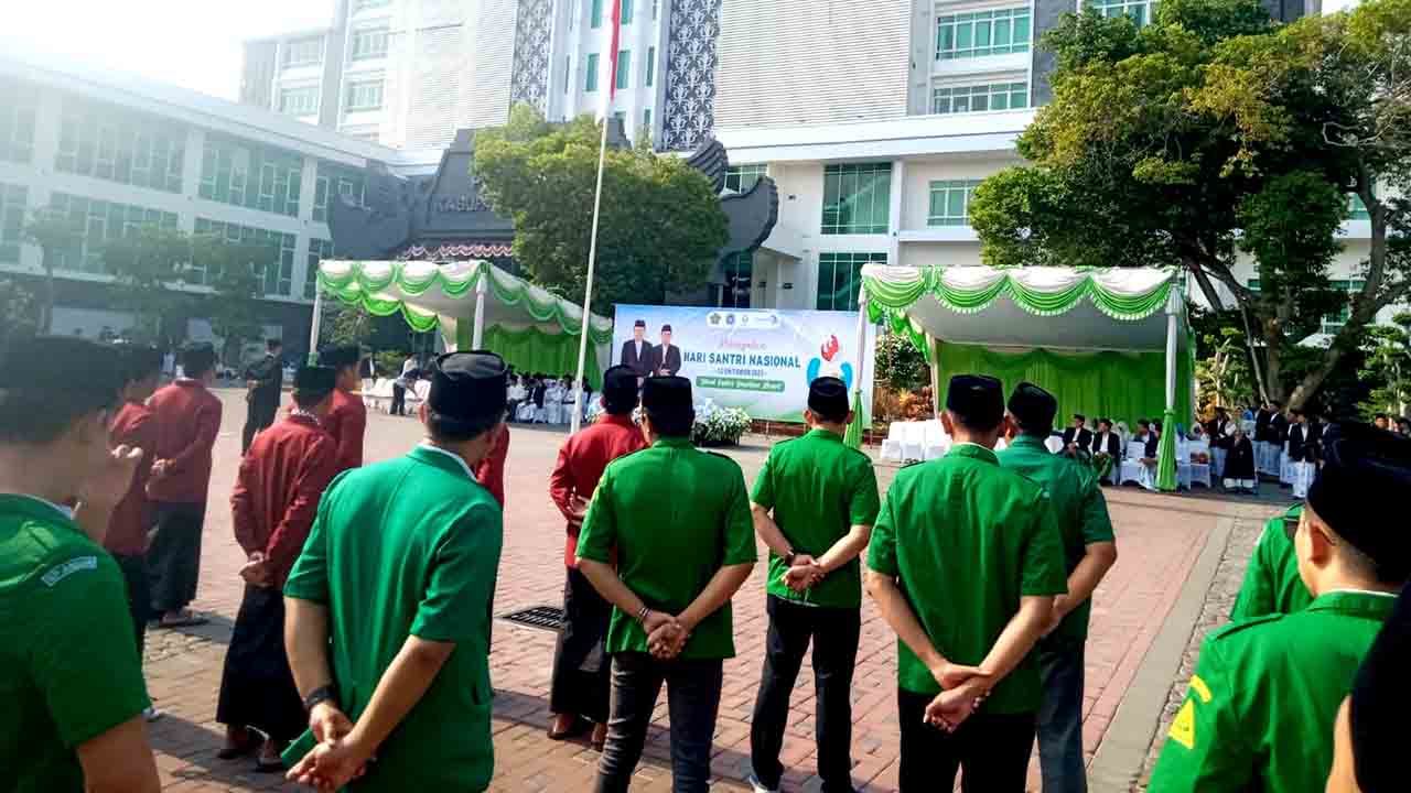 22 Oktober 2023 Moment baik Hari Santri Bupati Lamongan Yuhronur Efendi sebagai Pembina Apel