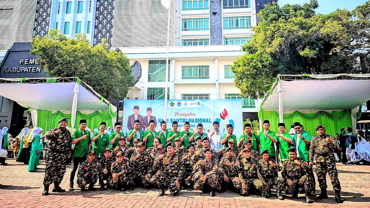 22 Oktober 2023 Moment baik Hari Santri Bupati Lamongan Yuhronur Efendi sebagai Pembina Apel_3