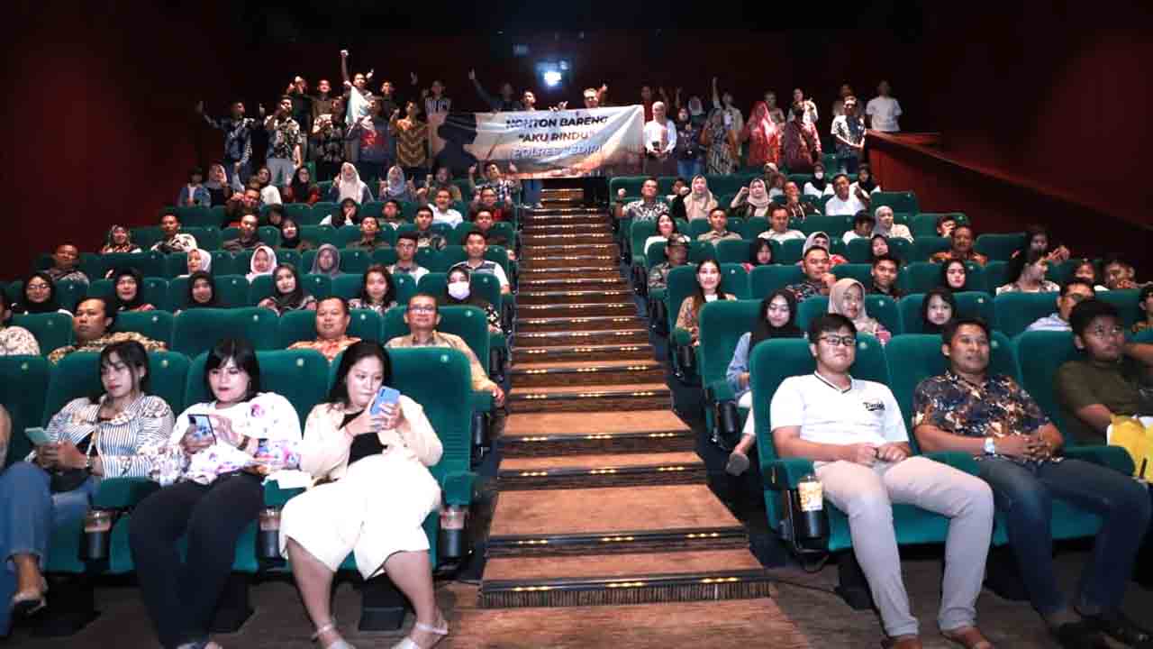 Anggota Polres Kediri Nobar Film 'Aku Rindu' Teladani Kisah Haru Perjuangan Ibu Bhayangkari