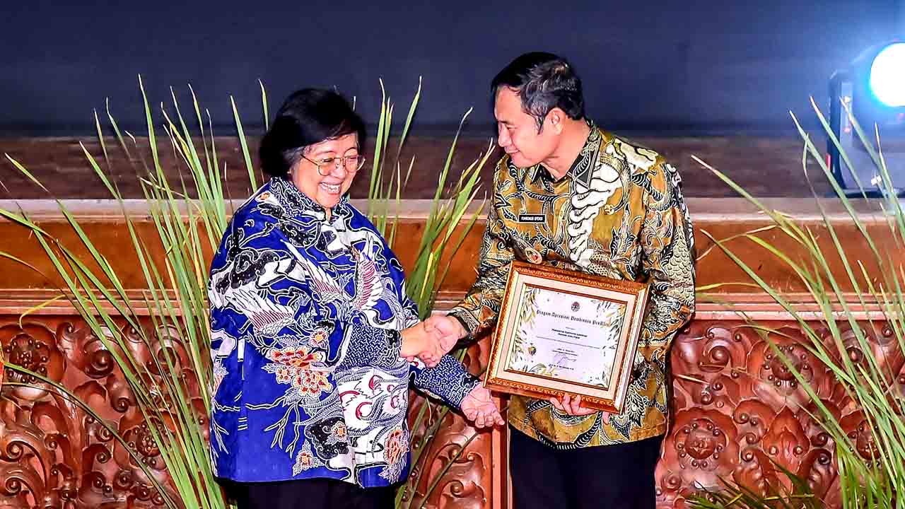 Bupati Yes Raih Penghargaan Pembina Proklim 2023 dari KLHK