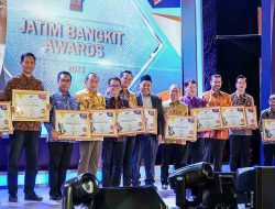 Bupati Yes Terima Penghargaan Jatim Bangkit Award 2023