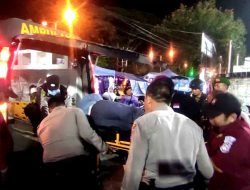 Gercep Polres Kediri Kota Bantu Suporter Yang Sakit di Stadion Brawijaya