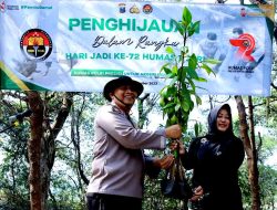 HUT Humas Polri Ke-72, Bidhumas Polda Jatim dan Jajaran Tanam Ribuan Bibit Mangrove Minimalisir Abrasi