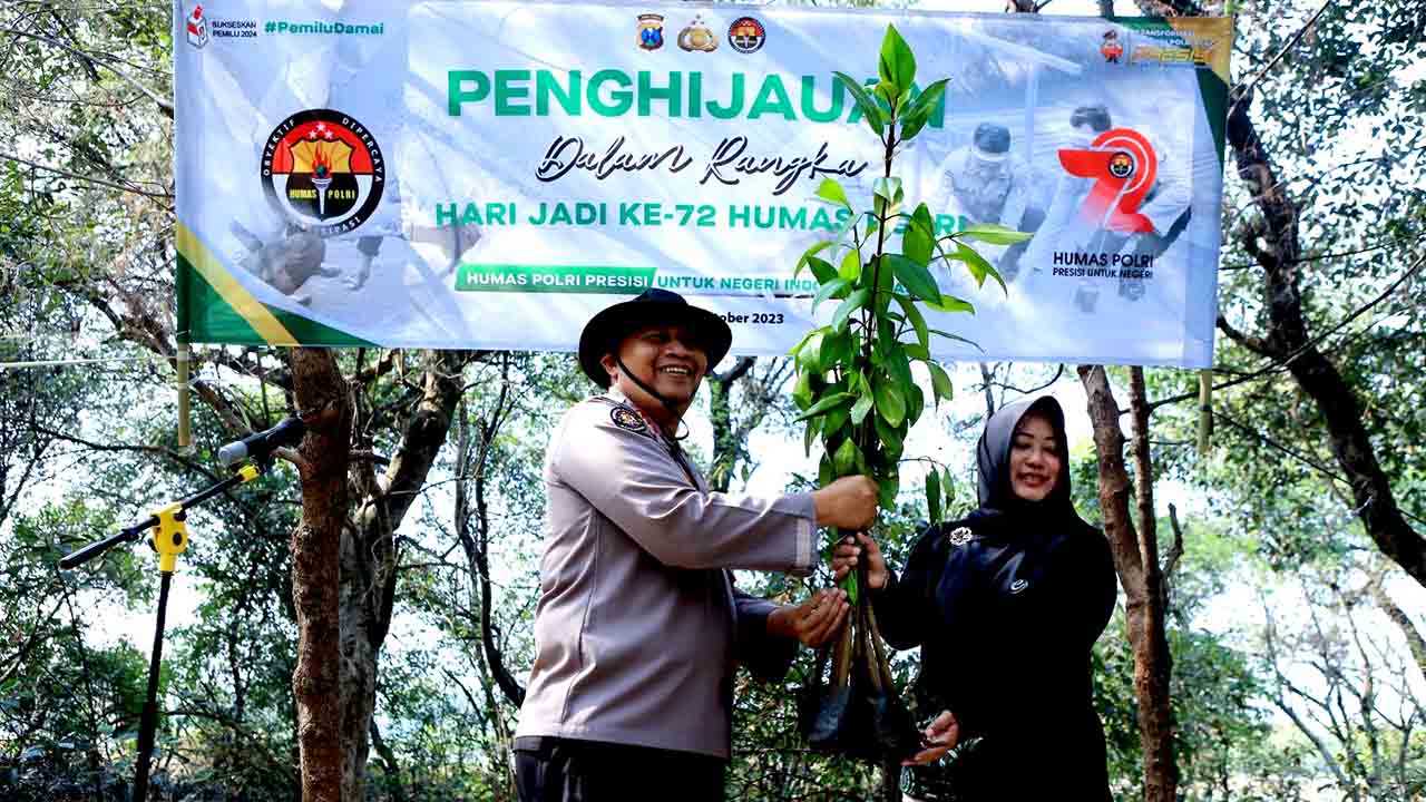 HUT Humas Polri Ke 72, Bidhumas Polda Jatim dan Jajaran Tanam Ribuan Bibit Mangrove Minimalisir Abrasi