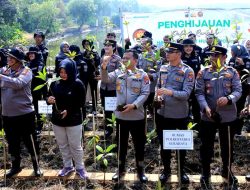 HUT Humas Polri Ke-72, Bidhumas Polda Jatim dan Jajaran Tanam Ribuan Bibit Mangrove Minimalisir Abrasi_2