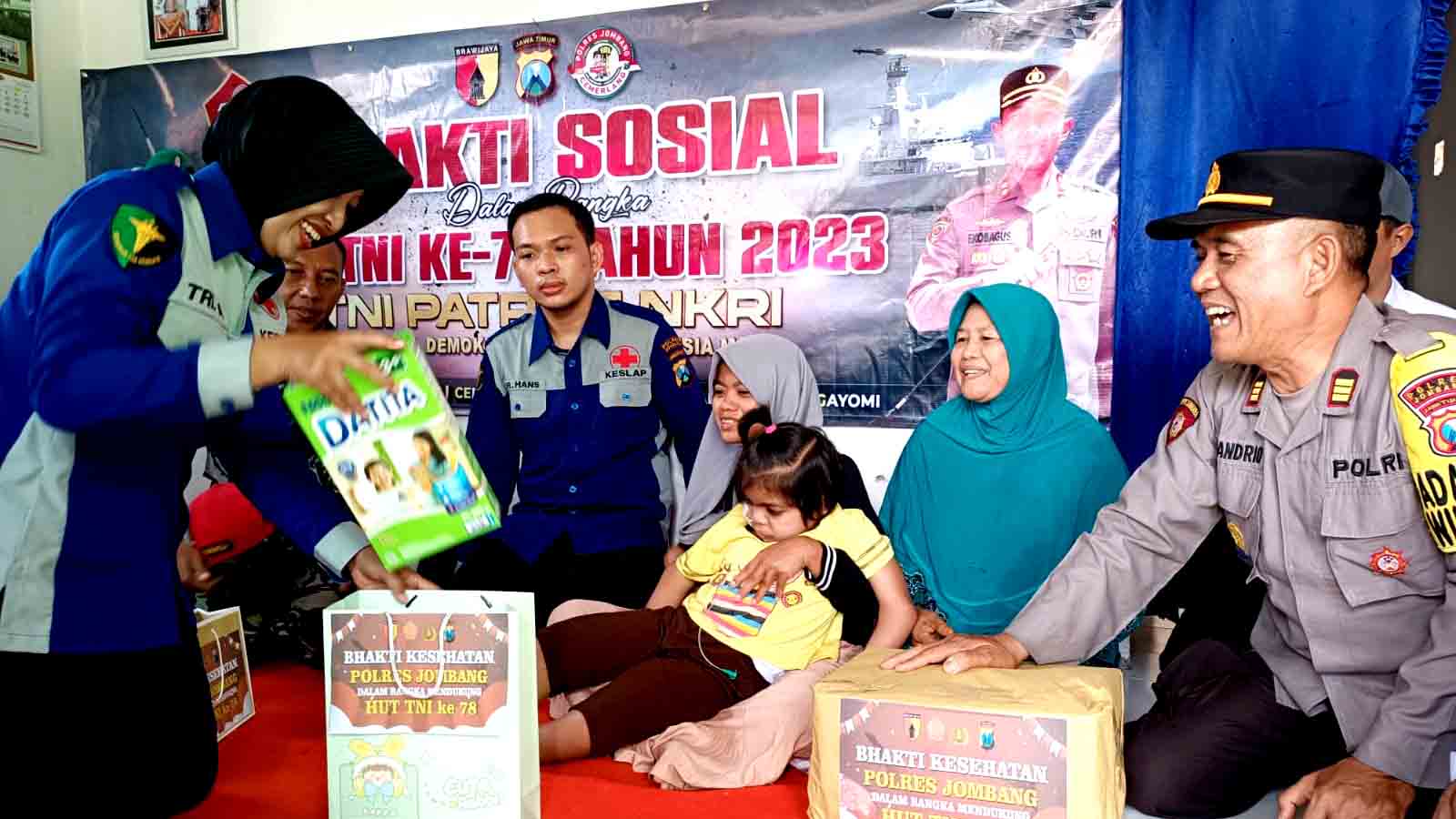 HUT TNI ke 78, Bhabinkamtibmas dan Babinsa Bantu Pengobatan Penderita Cerebral Palsy di Jombang
