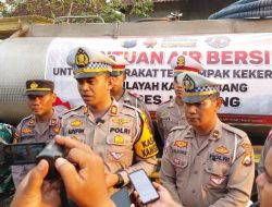 Polisi Bantu 14 Ribu Liter Air dan Sembako pada Warga Terdampak Kekeringan di Jombang