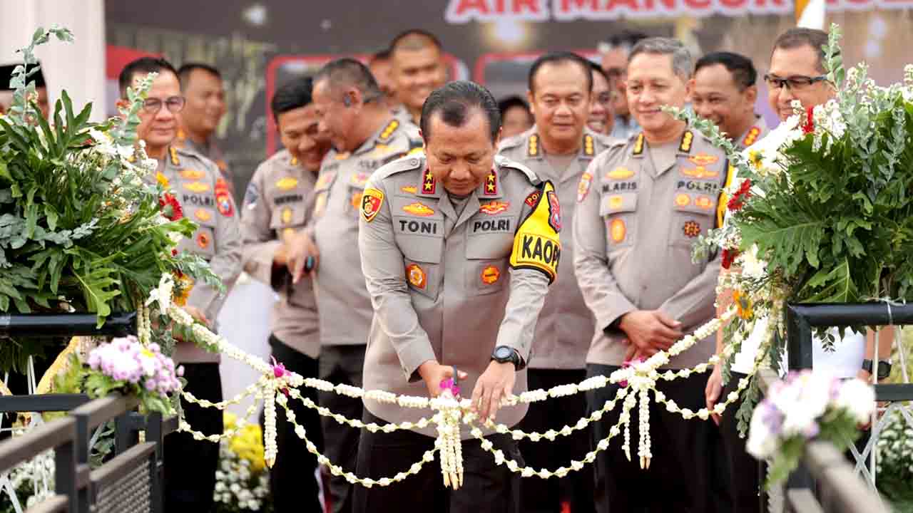 Irjen Pol Toni Harmanto Resmikan Semeru Walk Dan Air Mancur Kolam Semeru Di Mapolda Jatim