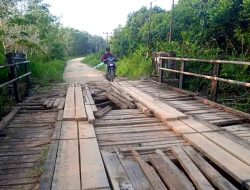 Jembatan Sungai Maik Kondisinya Rusak Parah, Rawan Terjadi Kecelakaan