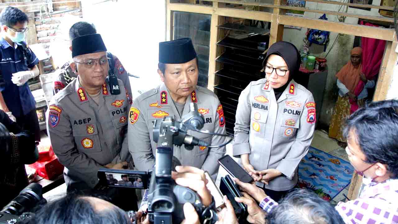 Jumat Curhat Kapolda Jatim Libatkan Tim Dokter Kepolisian Periksa Warga yang Sakit