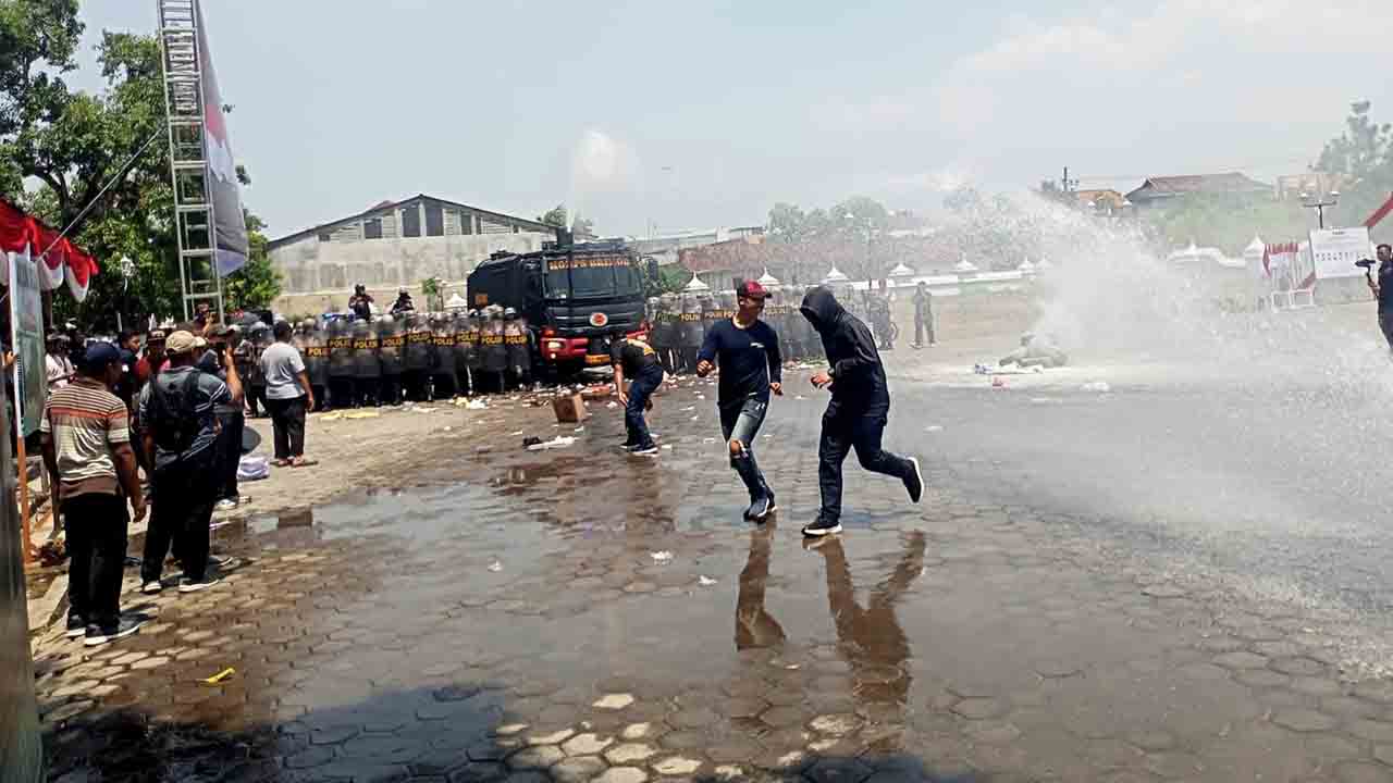 Kantor Kpu Ngawi Didatangi Sekelompok Massa Anarkis, Polres Ngawi Berhasil Kendalikan 2