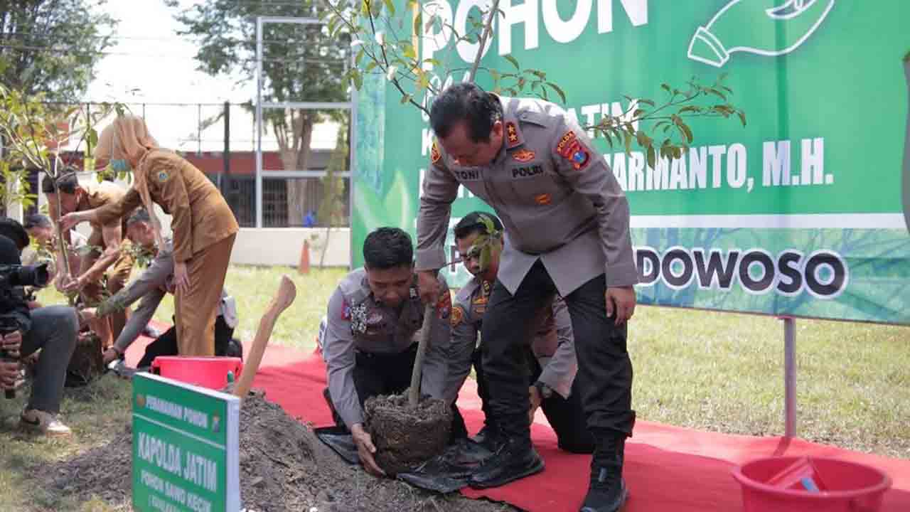 Letakan Batu Pertama Bangun Barak Dalmas, Kapolda Jatim Apresiasi Sinergitas Forkopimda Bondowoso