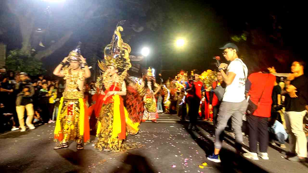 Malam Minggu Ribuan Penonton Antusias Banjiri Kediri Nite Carnival 1