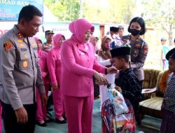 Peduli Pendidikan, Polres Bangkalan Beri Bantuan Alat Tulis Untuk Pelajar SDN 1 Lerpak