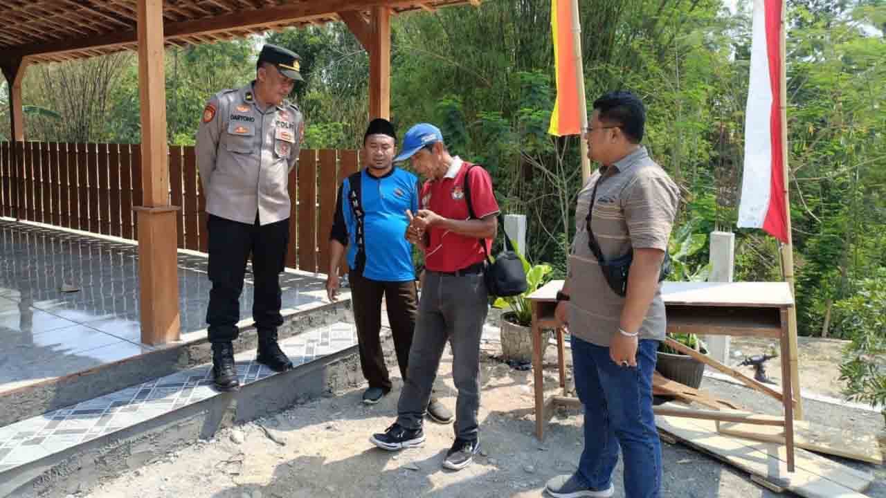 Polisi Blusukan Kampung Sebarkan Pesan Pemilu Damai