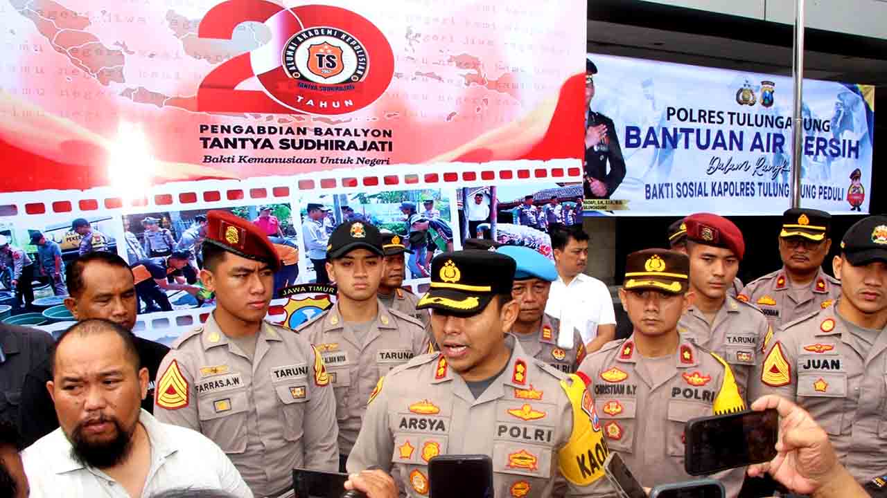 Polisi Salurkan Bantuan Air Bersih ke Tiga Kecamatan di Tulungagung