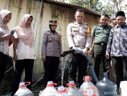 Polisi dan TNI Datang Saat Kemarau Panjang Warga Desa Krebet di Ponorogo Riang