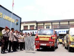 Polres Lamongan Distribusikan 10 Truck Air Bersih Untuk Warga Kedungkumpul