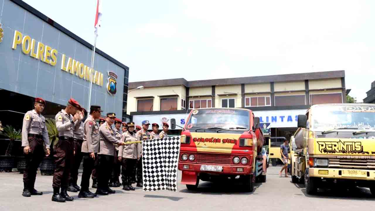 Polres Lamongan Distribusikan 10 Truck Air Bersih 1