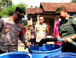 Polres Ponorogo Bersama Bhayangkari Kembali Droping Air Bersih Untuk Warga Terdampak Kemarau Panjang