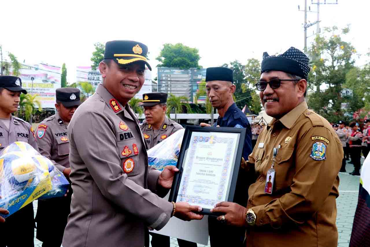 Polresta banyuwangi serahkan hadiah lomba yel yel dan lomba kebersihan tour of kemala 2023