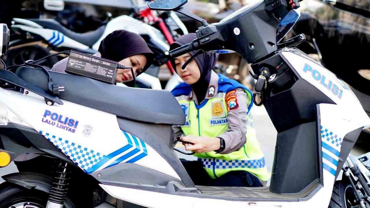 Polrestabes Surabaya Siapkan Layanan Pengisian Daya Motor Listrik Gratis