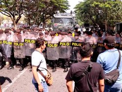 Ratusan personil Polres Kediri menggelar Latihan Sistem Pengamanan Kota (Sispamkota) di kawasan Simpang Lima Gumul (SLG), Jumat (13/10/2023) pagi