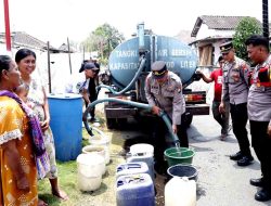 Sambut HUT Humas Polri Ke 72, Polres Kediri Kota Droping Air Bersih Pada Warga