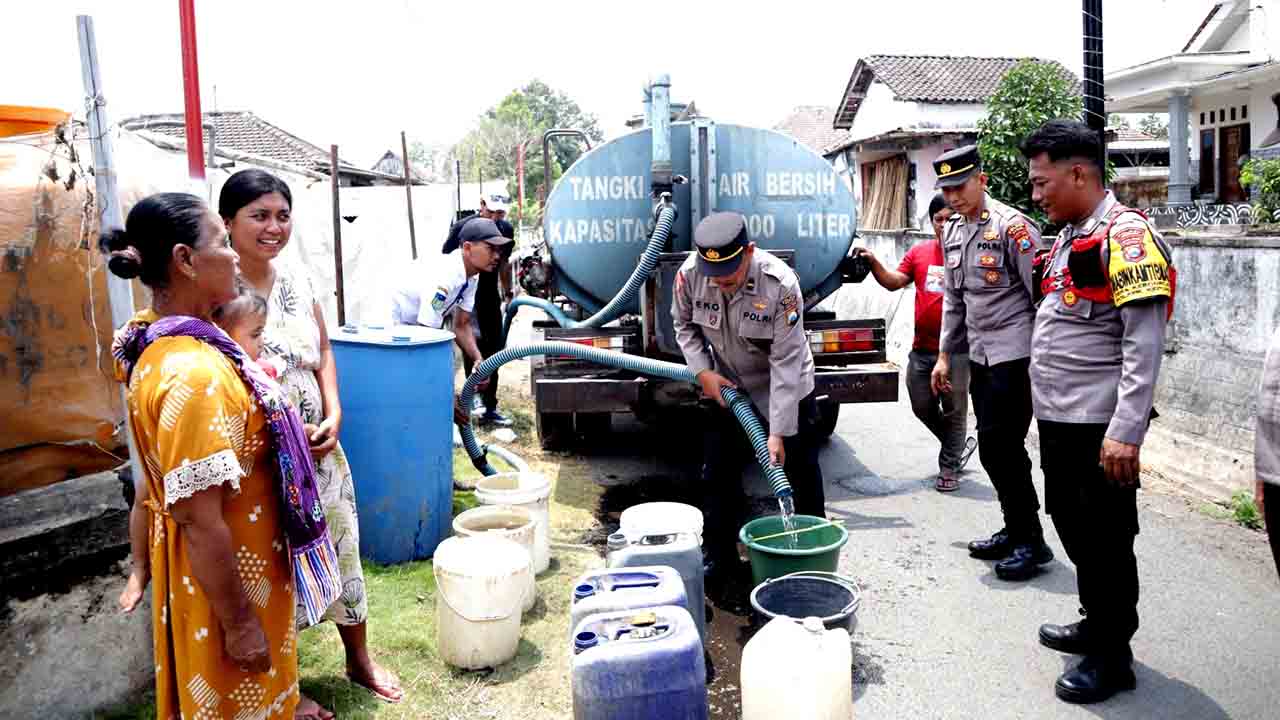 Sambut Hut Humas Polri Ke 72, Polres Kediri Salurkan 10.000 Liter Air Bersih 1