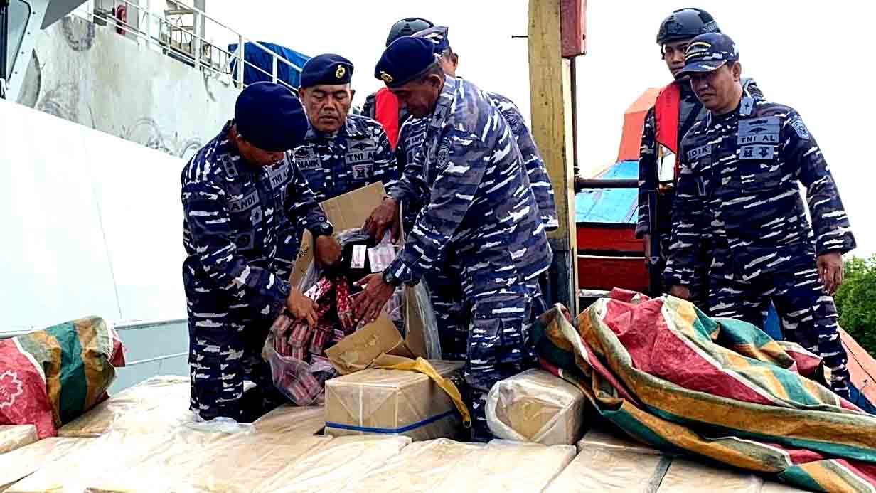 350 dus rokok tanpa cukai berhasil digagalkan lanal lhokseumawe di perairan aceh utara