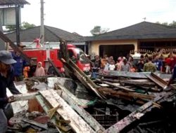 Anggota Babinsa Dan Masyarakat Bantu Evakuasi Rumah Warga yang terdampak Kebakaran
